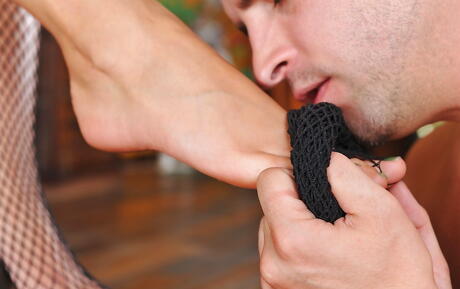 Gracile american young Ariana Marie banged hard in her bald pussy after wet blowjob 